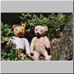 Hermann teddy (right) with unknow teddy bear, ca 1930